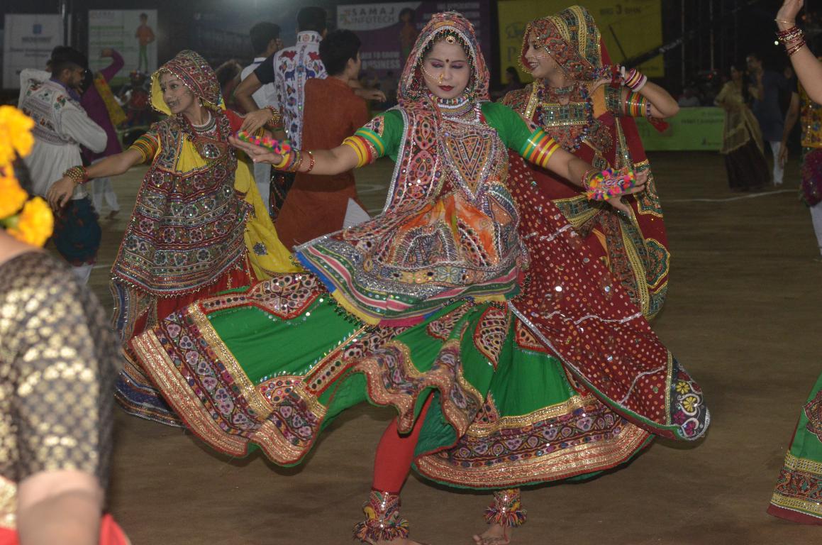 live navratri gandhinagar cultural forum 2018 day 8 (69)