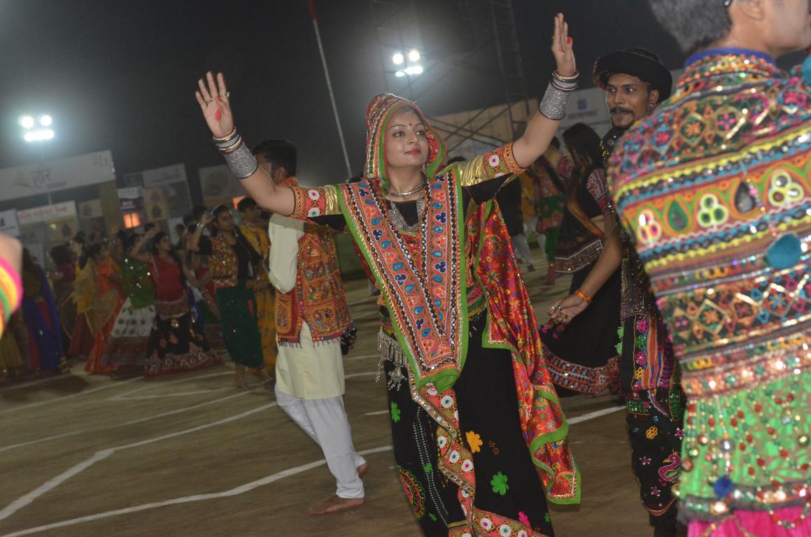 live navratri gandhinagar cultural forum 2018 day 8 (73)