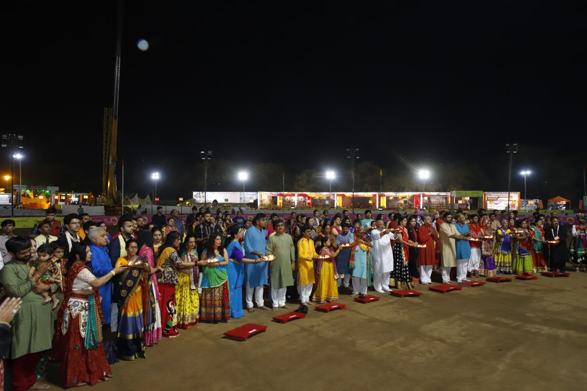 live navratri gandhinagar cultural forum 2018 day 8 (8)