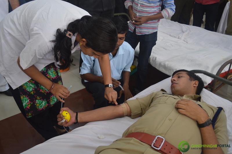 gandhinagar-police-49th-birthday-gandhinagar-blood-donation17