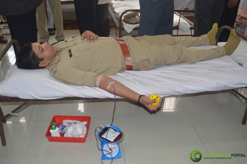 gandhinagar-police-49th-birthday-gandhinagar-blood-donation19