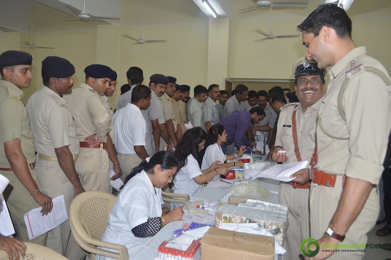 gandhinagar-police-49th-birthday-gandhinagar-blood-donation22