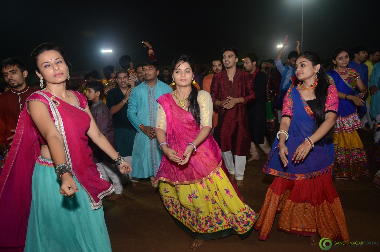 Gandhinagar Cultural Forum : Navli Navratri 2016 Live - Day 6