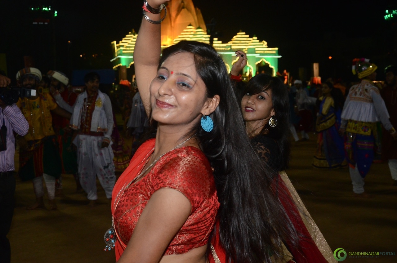 Gandhinagar Cultural Forum : Navli Navratri 2016 Live - Day 8