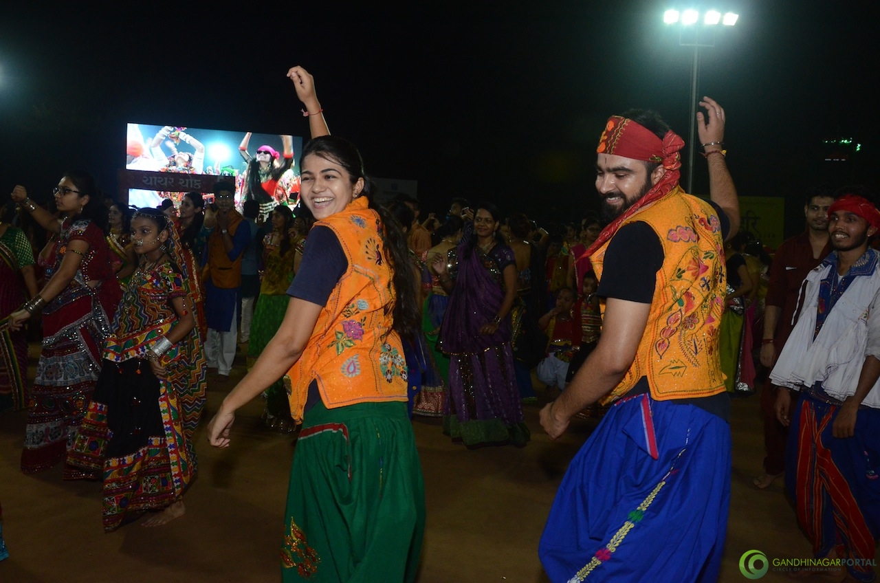 Gandhinagar Cultural Forum : Navli Navratri 2016 Live - Day 8