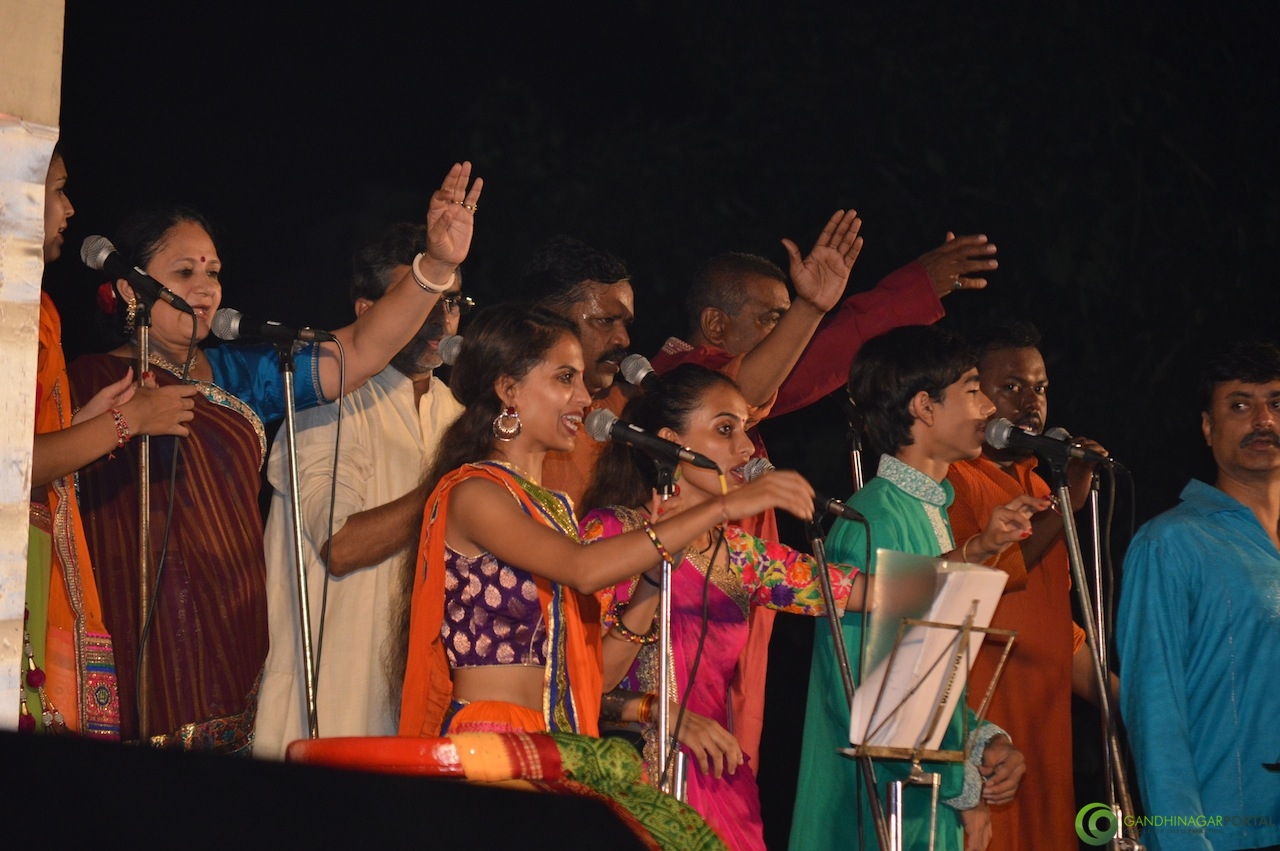 Gandhinagar Cultural Forum : Navli Navratri 2016 Live - Day 9