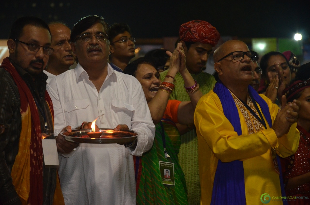 Gandhinagar Cultural Forum : Navli Navratri 2016 Live - Day 9