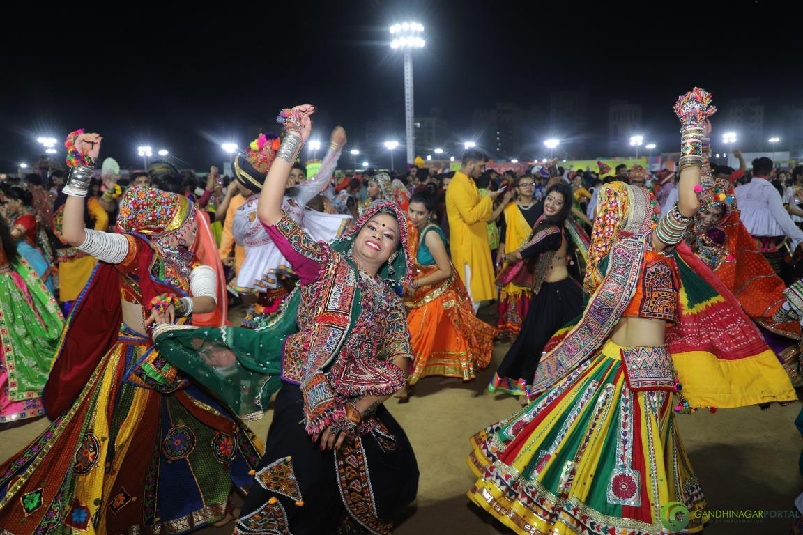 gandhinagar-cultural-forum-navratri-2019-day-6-62