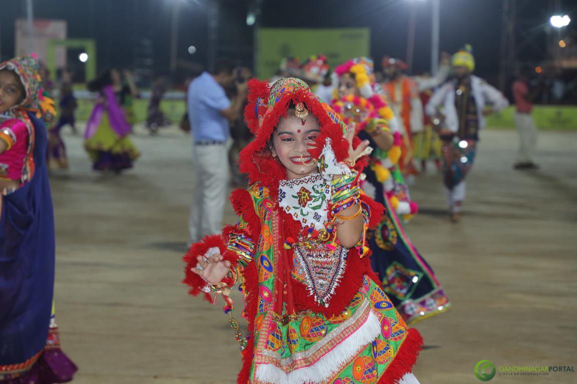 gandhinagar-cultural-forum-navratri-2019-day-6-24