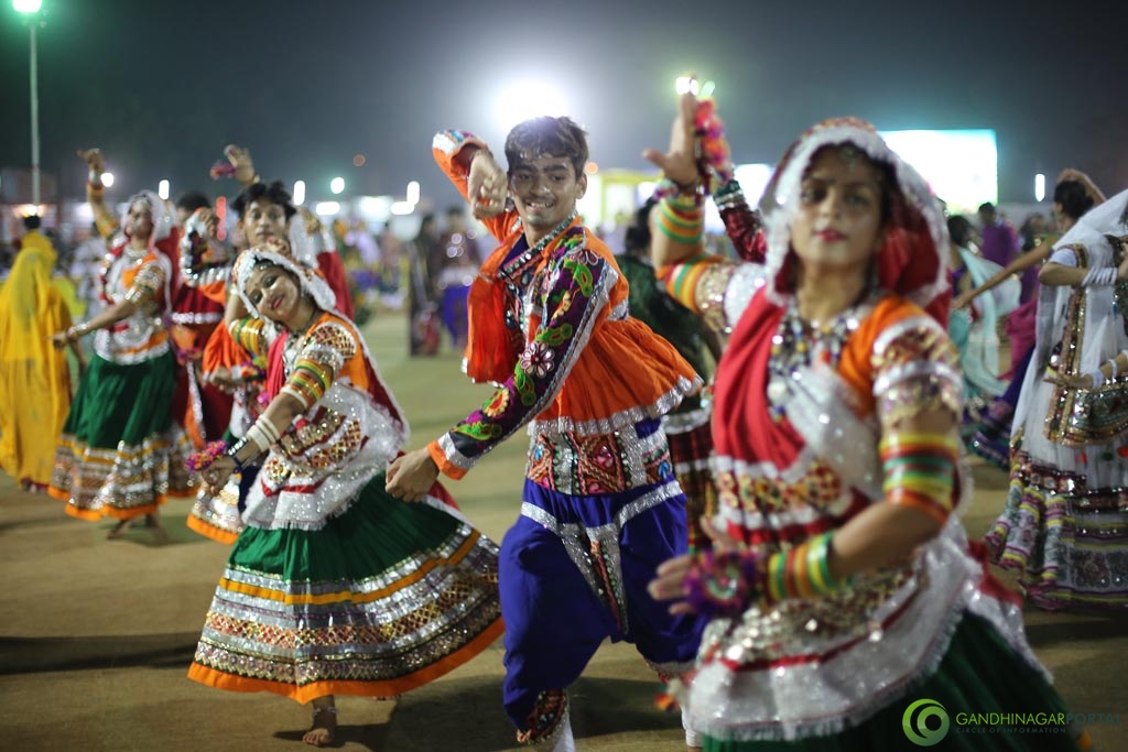 Live Photo Gallery of Gandhinagar Cultural Forum Navli Navratri 2015- Day 1 Garba