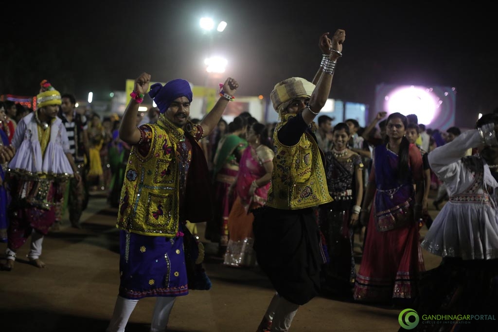Live Photo Gallery of Gandhinagar Cultural Forum Navli Navratri 2015- Day-3 Garba