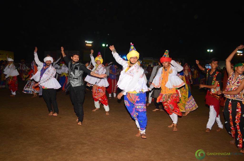 Live Photo Gallery of Gandhinagar Cultural Forum Navli Navratri 2015- Day-3 Garba