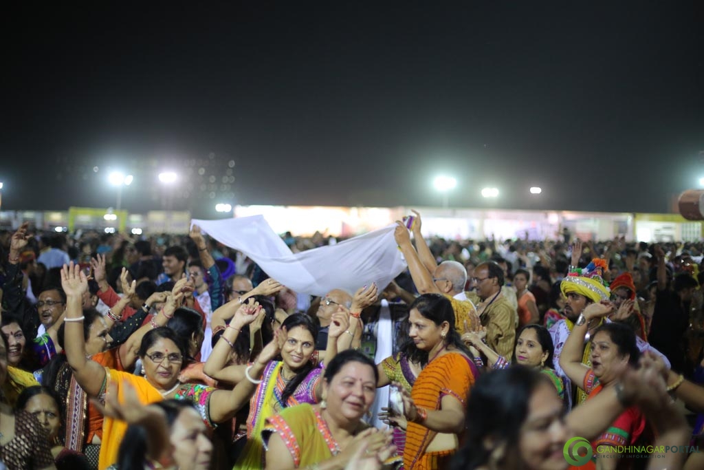 Live Photo Gallery of Gandhinagar Cultural Forum Navli Navratri 2015- Day-4 Garba