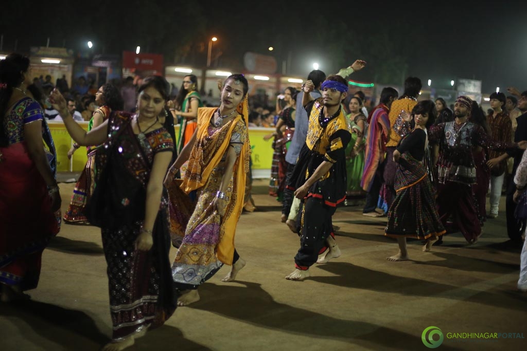 Live Photo Gallery of Gandhinagar Cultural Forum Navli Navratri 2015- Day-5 Garba