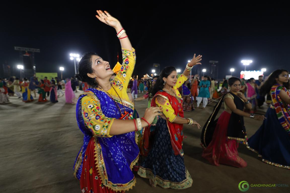 live-garba-gandhinagar-cultural-forum-navratri-2019-day-9-1