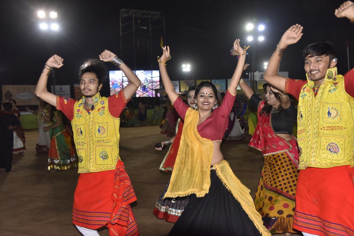 live navratri gandhinagar cultural forum 2018 Day 7 (5)