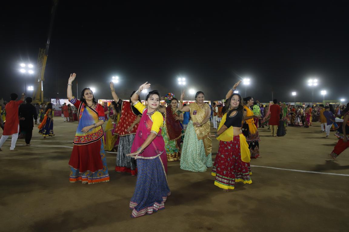 live navratri gandhinagar cultural forum 2018 day 8 (35)