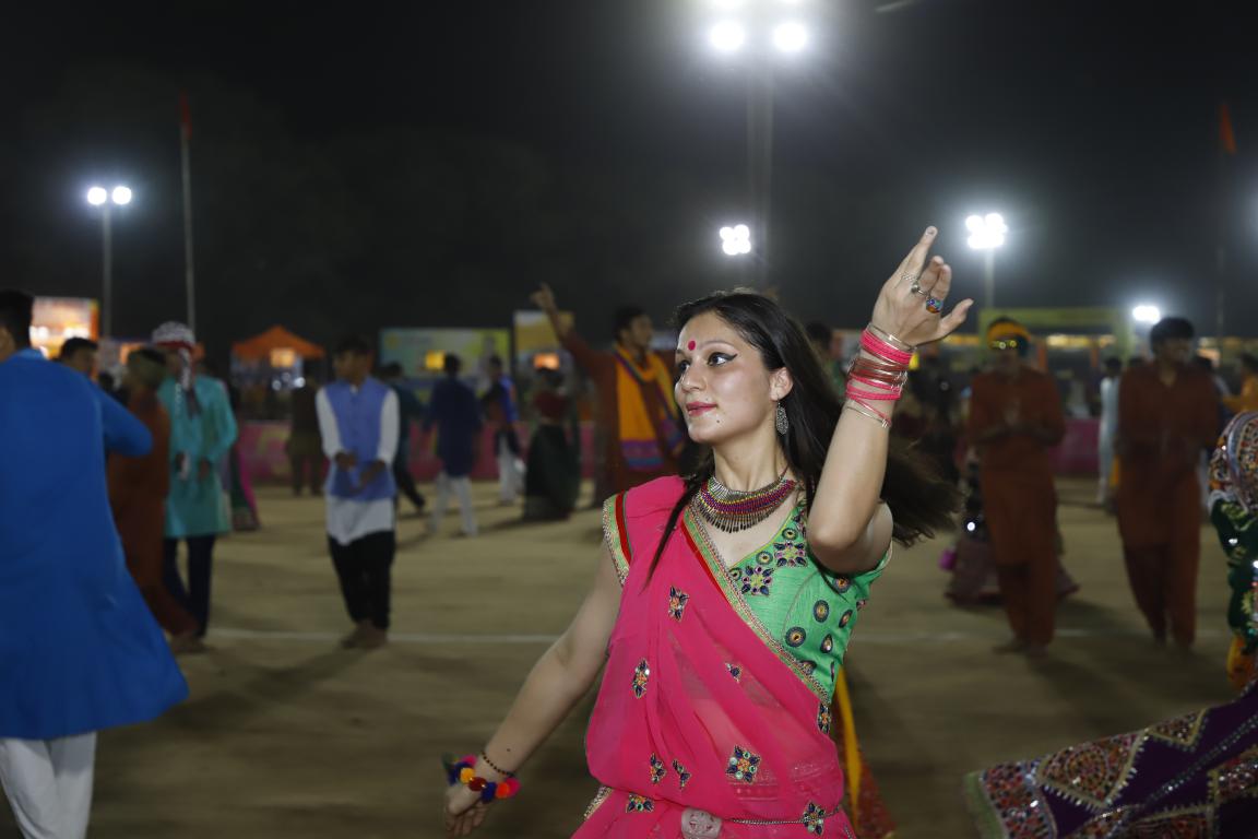 live navratri gandhinagar cultural forum 2018 day 8 (39)