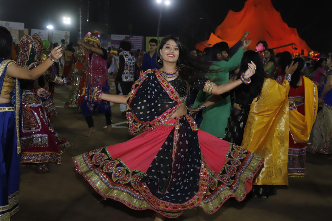 live navratri gandhinagar cultural forum 2018 day 8 (41)