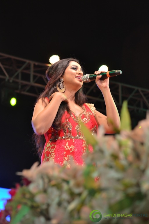 Shreya Ghoshal performing at Gandhinagar
