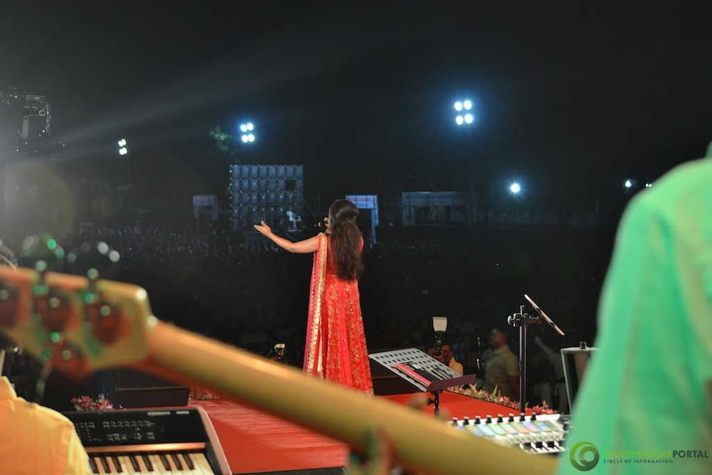Shreya Ghoshal performing at Gandhinagar