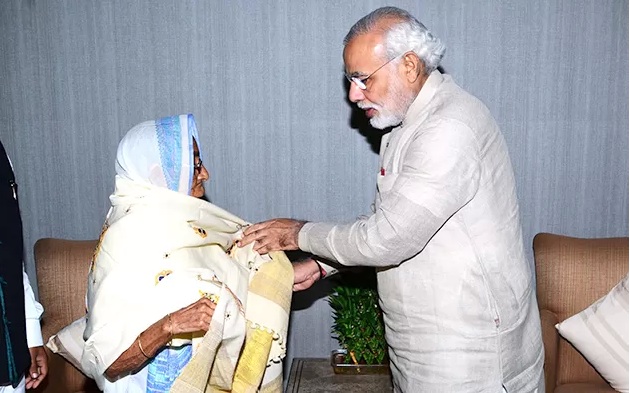 Narendra Modi meets Rasoolan Bibi ji, the widow of Param Vir Chakra awardee Shaheed Abdul Hameed in Gandhinagar