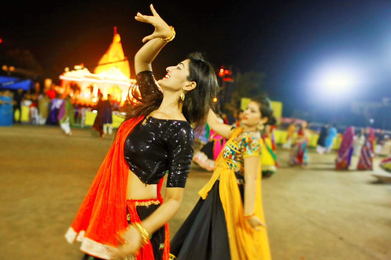 Live Garba – Gandhinagar Cultural Forum Navli Navratri 2016: Day 7 Garba by Golden Cheers